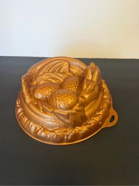 Game Of Thrones Sleeping Dragon With Eggs 10" Cake Pan ThinkGeek Bundt Mold EUC